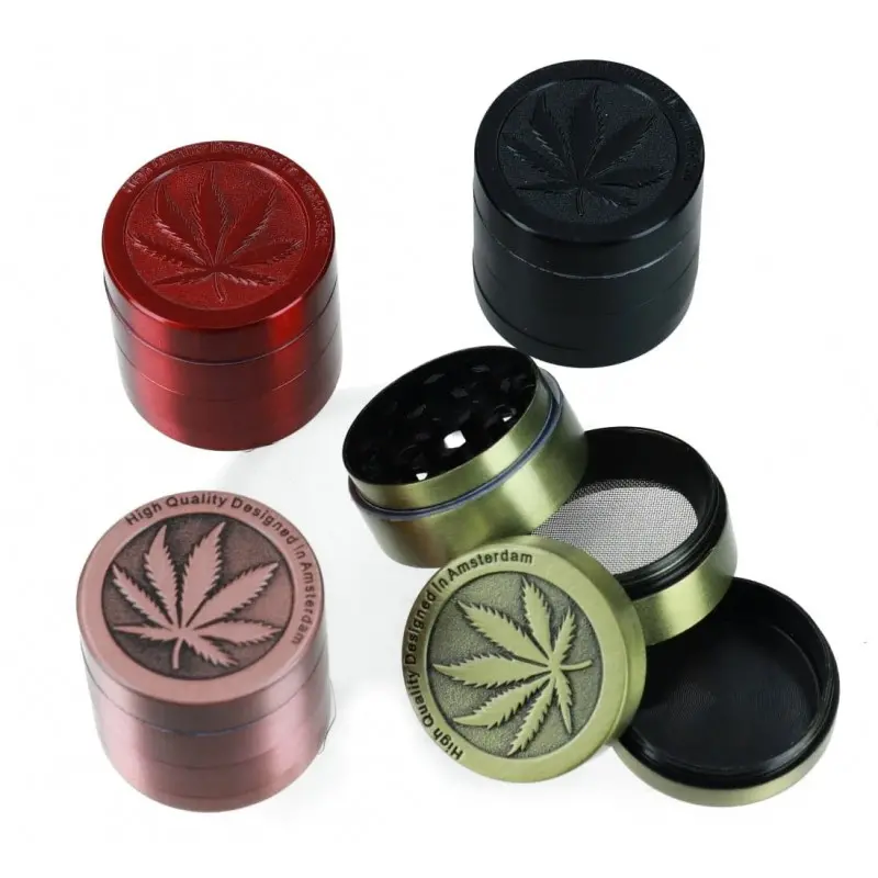 Młynek metalowy CANNABIS 4-częściowy 3cm MIX kolor Młynek metalowy CANNABIS 4-częściowy 3cm MIX kolor